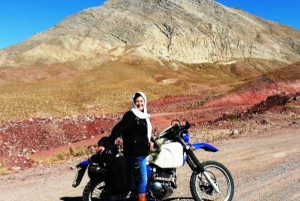 Wanita Ini Naik Motor Keliling Iran Karena Penasaran dengan Islam
