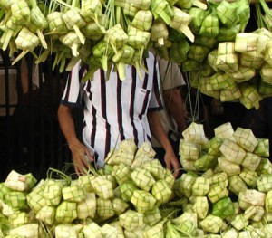 H-2 Lebaran, Pedagang Ketupat Mulai Menjamur